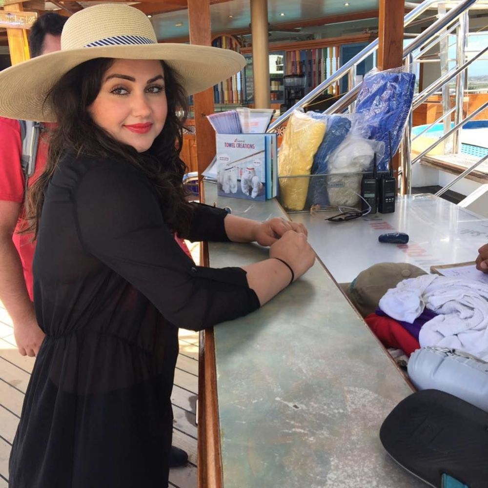 Meet your Posher, Mona